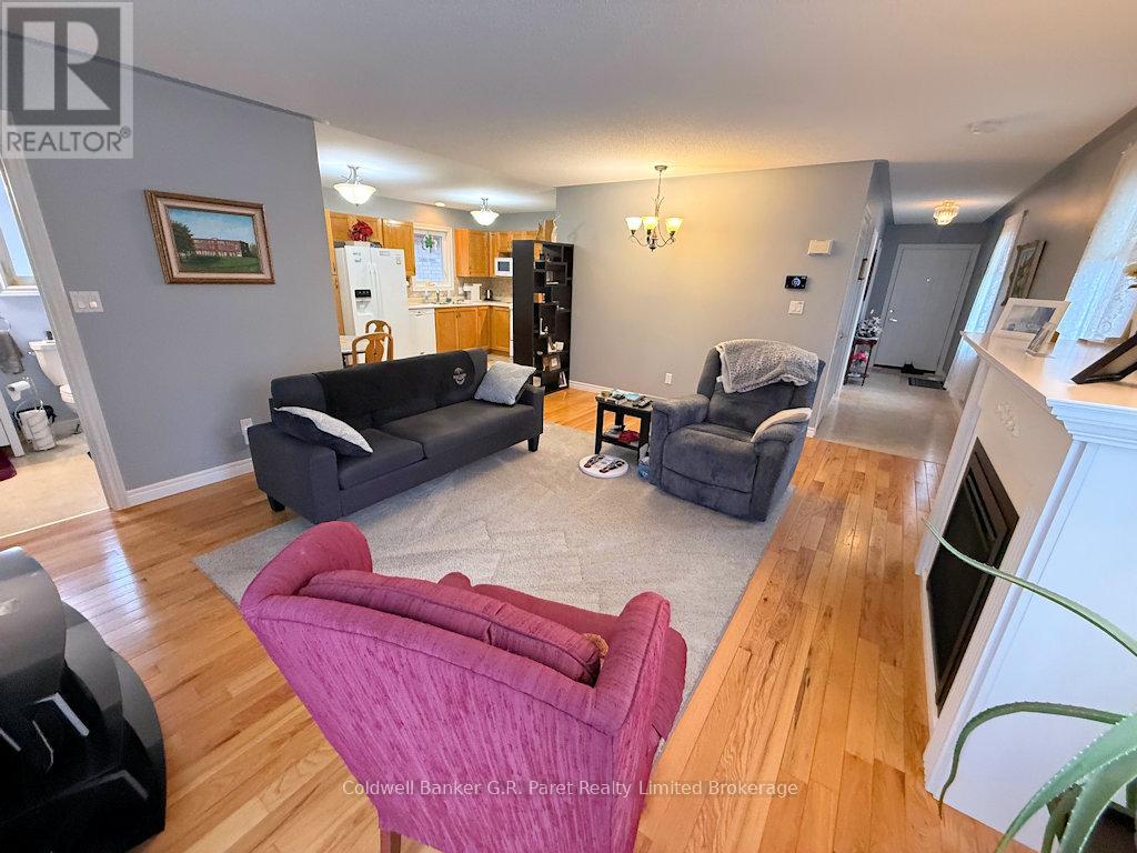 224 Baldwin Street, Tillsonburg, Ontario N4G 5W3 - Photo 6 - X12807804