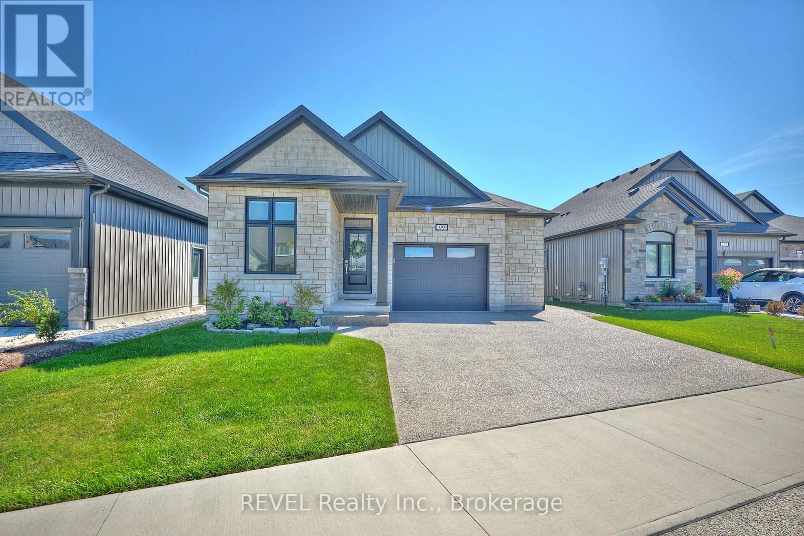 99 Homestead Drive, Niagara-On-The-Lake, Ontario  L0S 1J0 - Photo 2 - X12807730