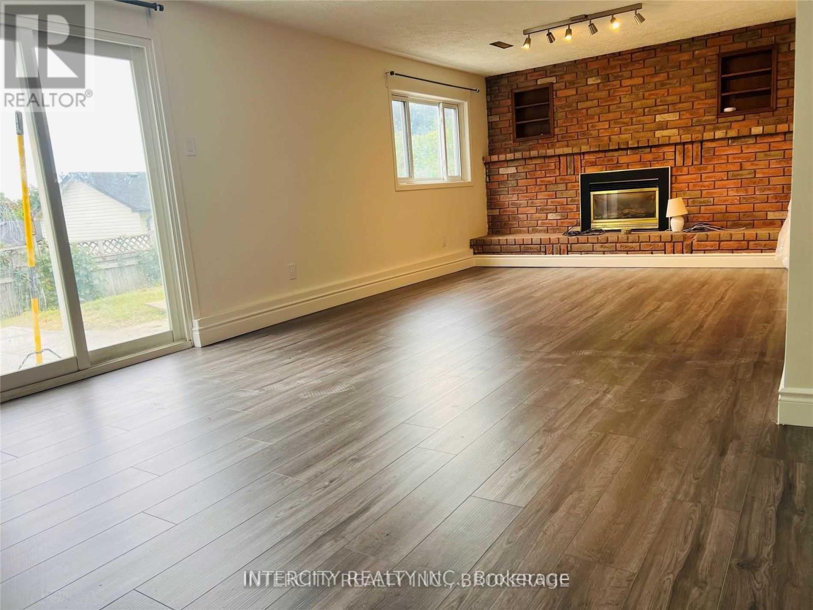 Walkout Basment - 5 Browning Trail N, Barrie (Letitia Heights), Ontario  L4N 5A5 - Photo 3 - S12807724