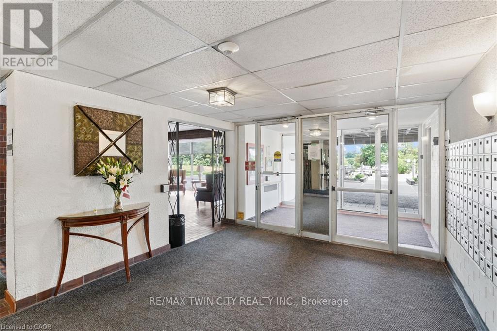 225 Harvard Place E, Waterloo, Ontario  N2J 4H4 - Photo 4 - X12807668