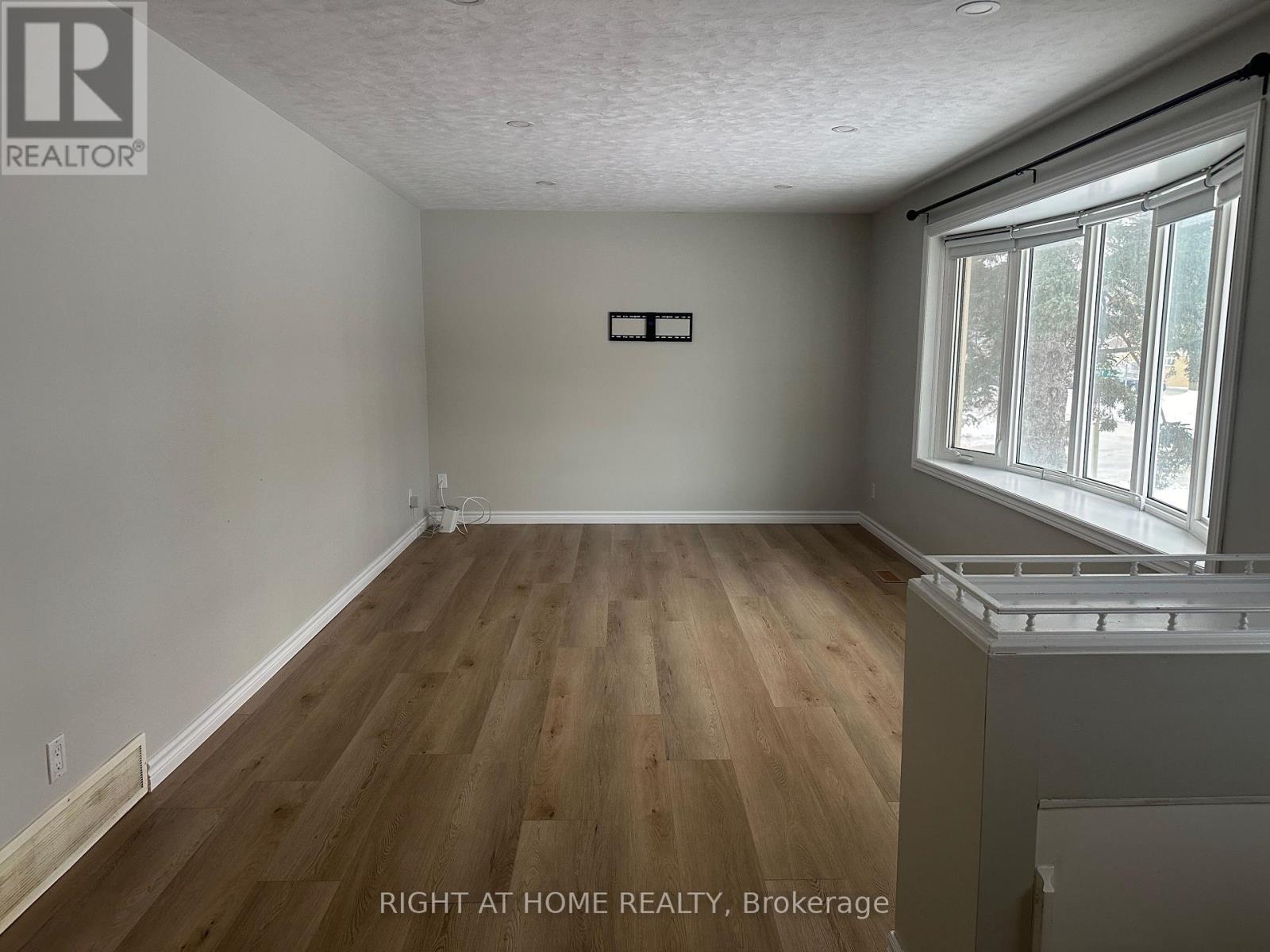 Main Floor - 5 Parkway Crescent, Clarington, Ontario  L1C 1B8 - Photo 4 - E12807830