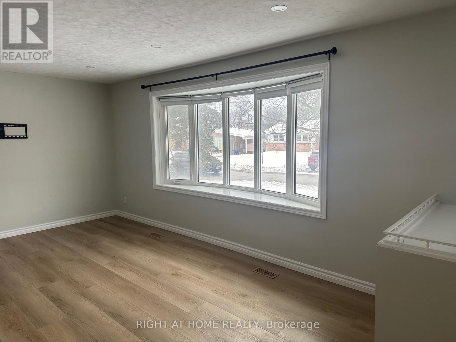 Main Floor - 5 Parkway Crescent, Clarington, Ontario  L1C 1B8 - Photo 6 - E12807830