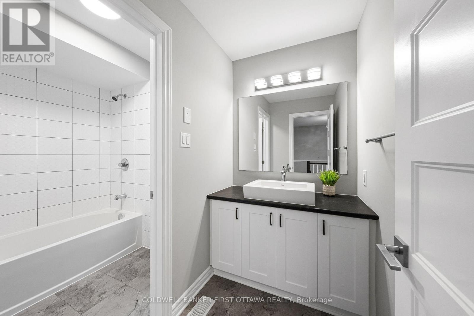 426 Warmstone Drive, Ottawa, Ontario  K2S 0W2 - Photo 37 - X12807872