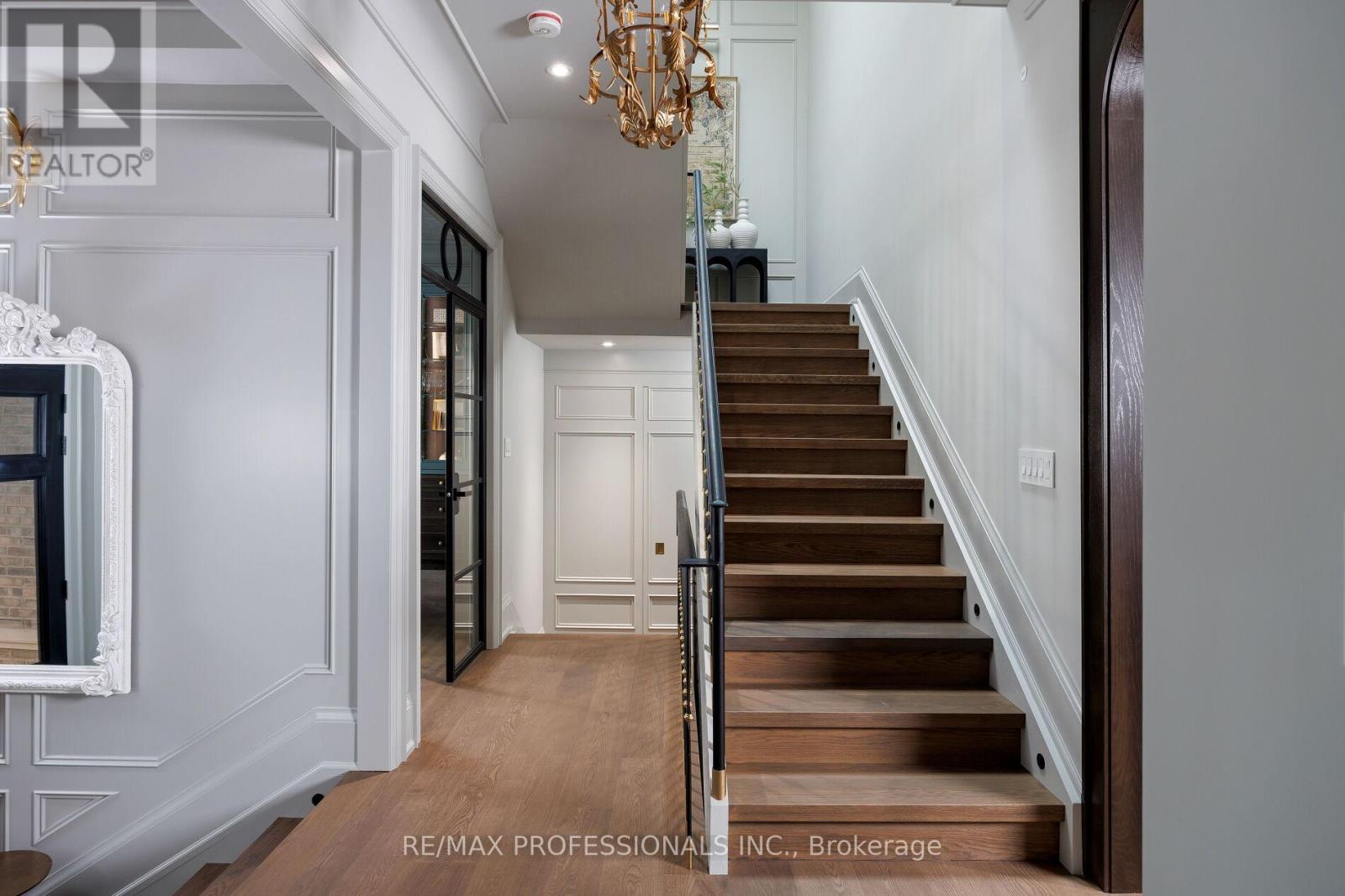 30 Dacre Crescent, Toronto, Ontario  M6S 2W1 - Photo 11 - W12807838