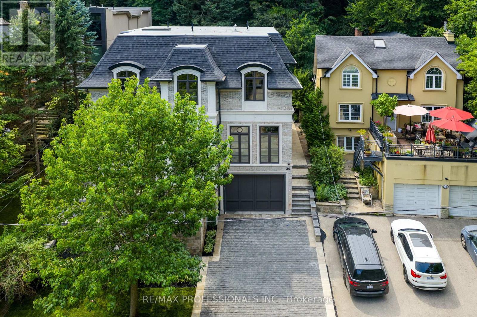 30 Dacre Crescent, Toronto, Ontario  M6S 2W1 - Photo 3 - W12807838