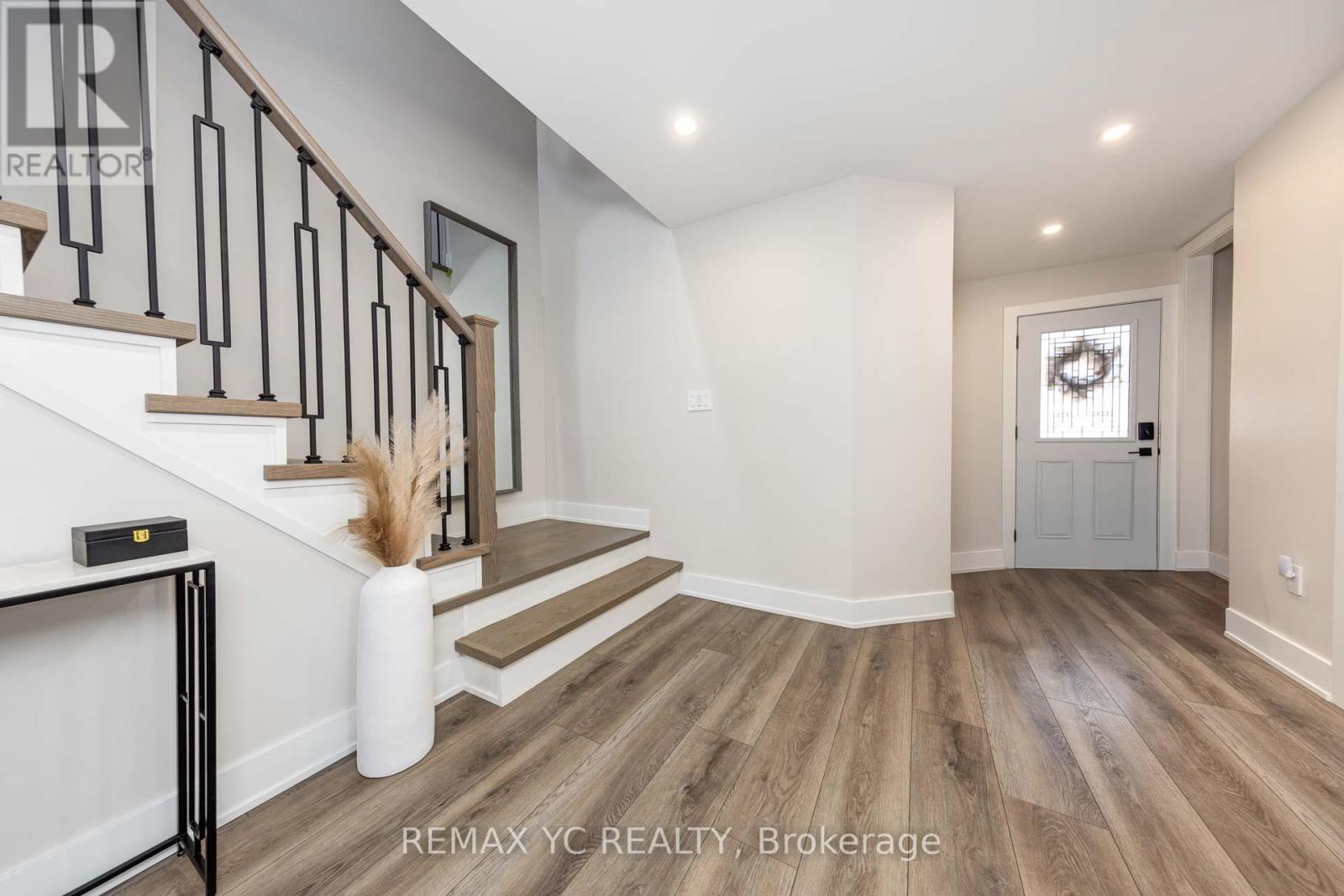 7042 Guildhall Court, Mississauga, Ontario  L5N 6Y7 - Photo 4 - W12807842