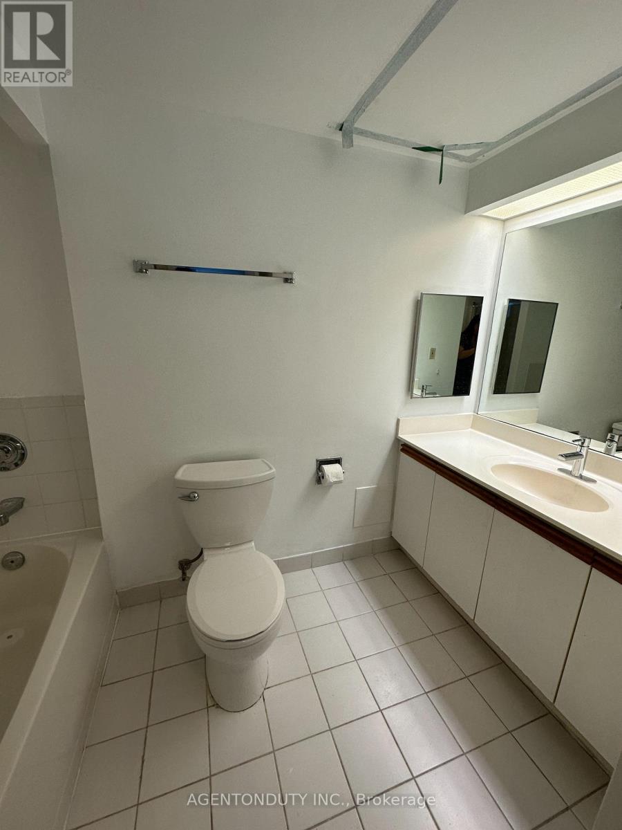 2211 - 77 Harbour Square, Toronto, Ontario  M5J 2S2 - Photo 8 - C12799332