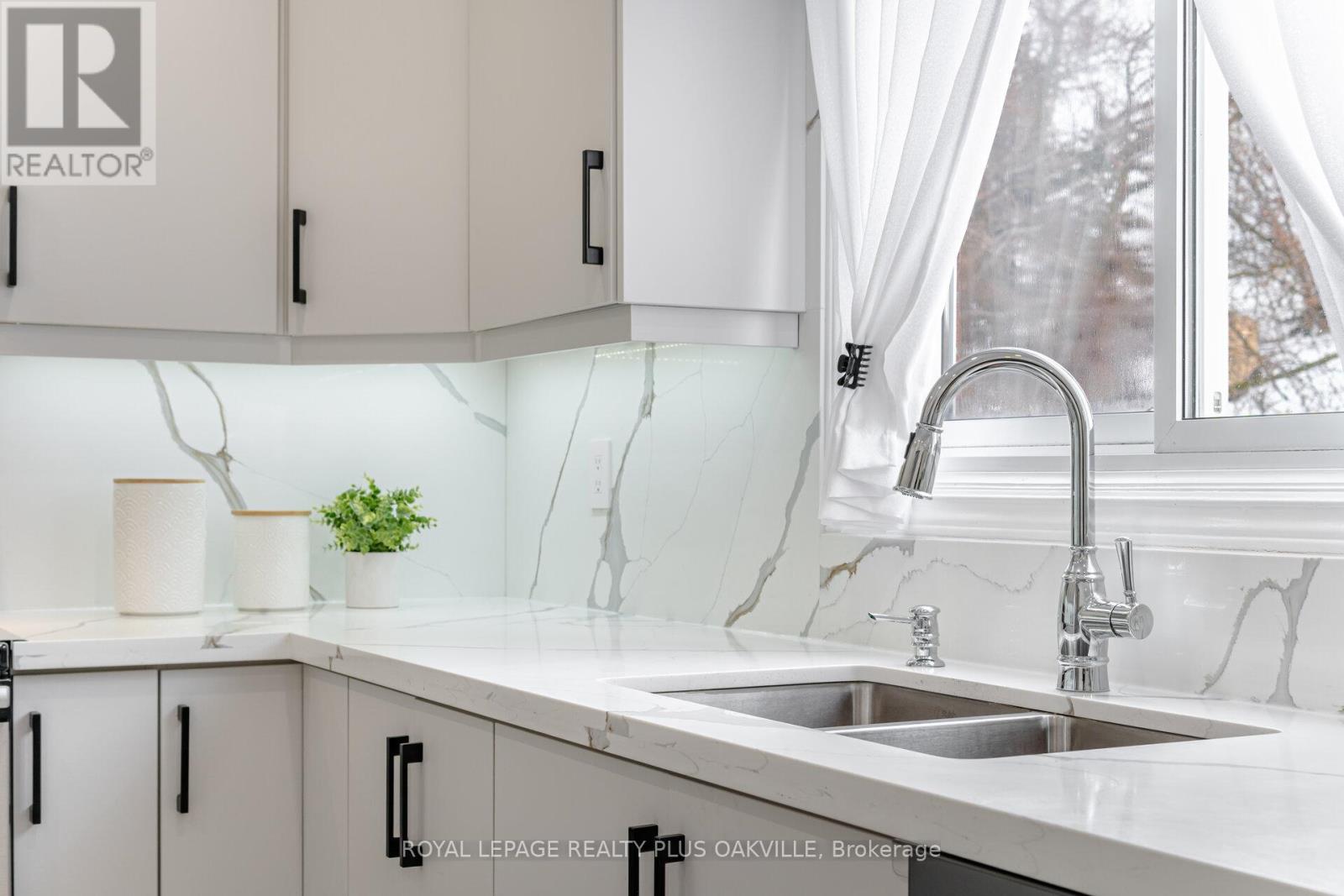 1346 Chalfield Drive, Oakville, Ontario  L6J 6R5 - Photo 16 - W12807922