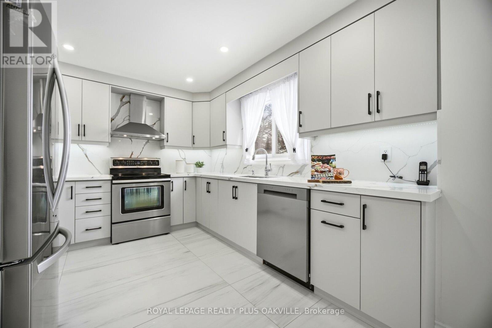 1346 Chalfield Drive, Oakville, Ontario  L6J 6R5 - Photo 17 - W12807922