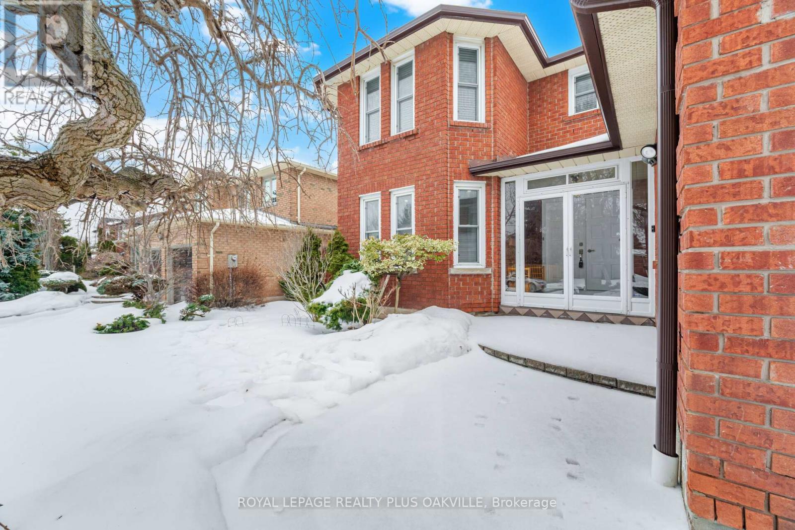 1346 Chalfield Drive, Oakville, Ontario  L6J 6R5 - Photo 3 - W12807922