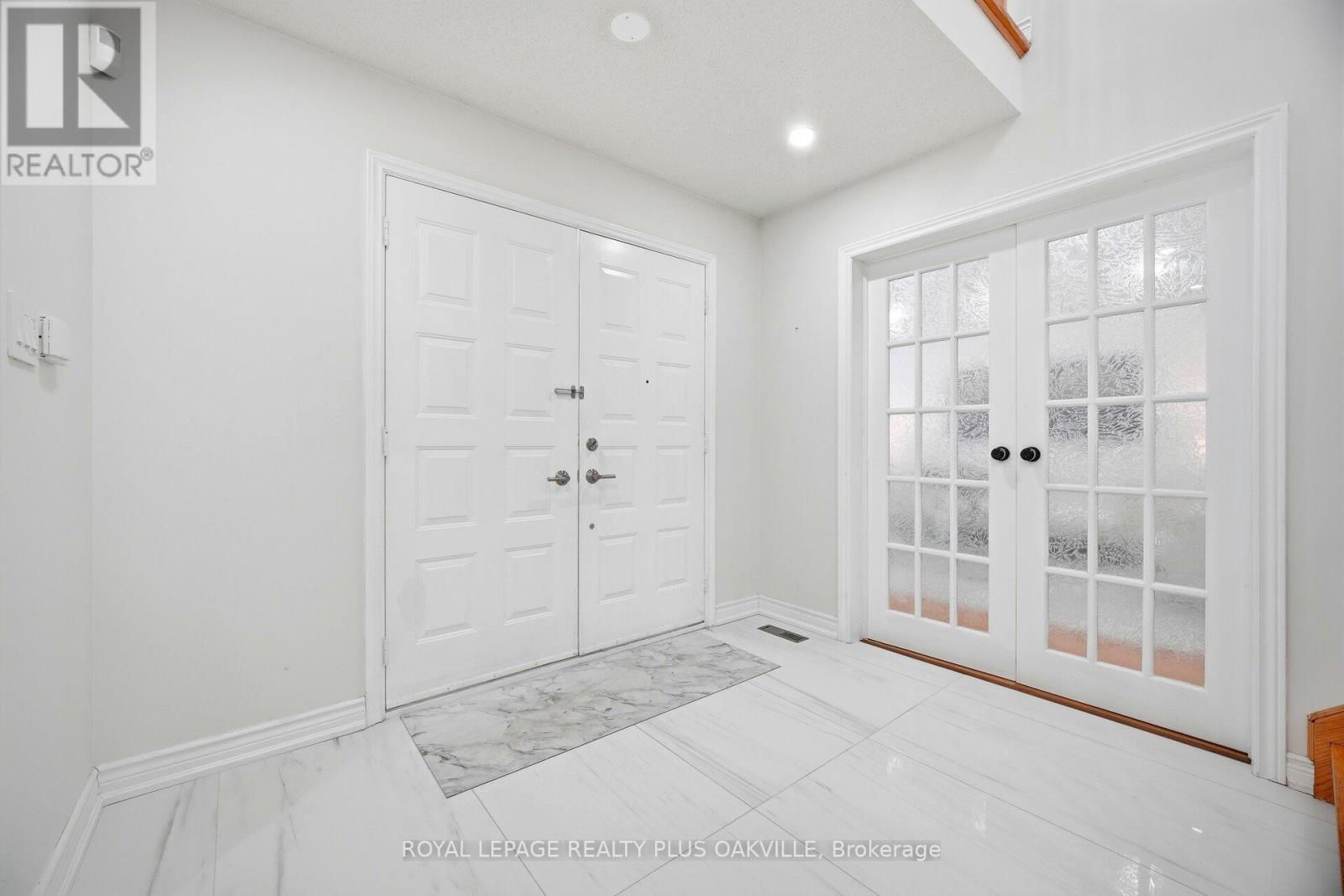 1346 Chalfield Drive, Oakville, Ontario  L6J 6R5 - Photo 6 - W12807922