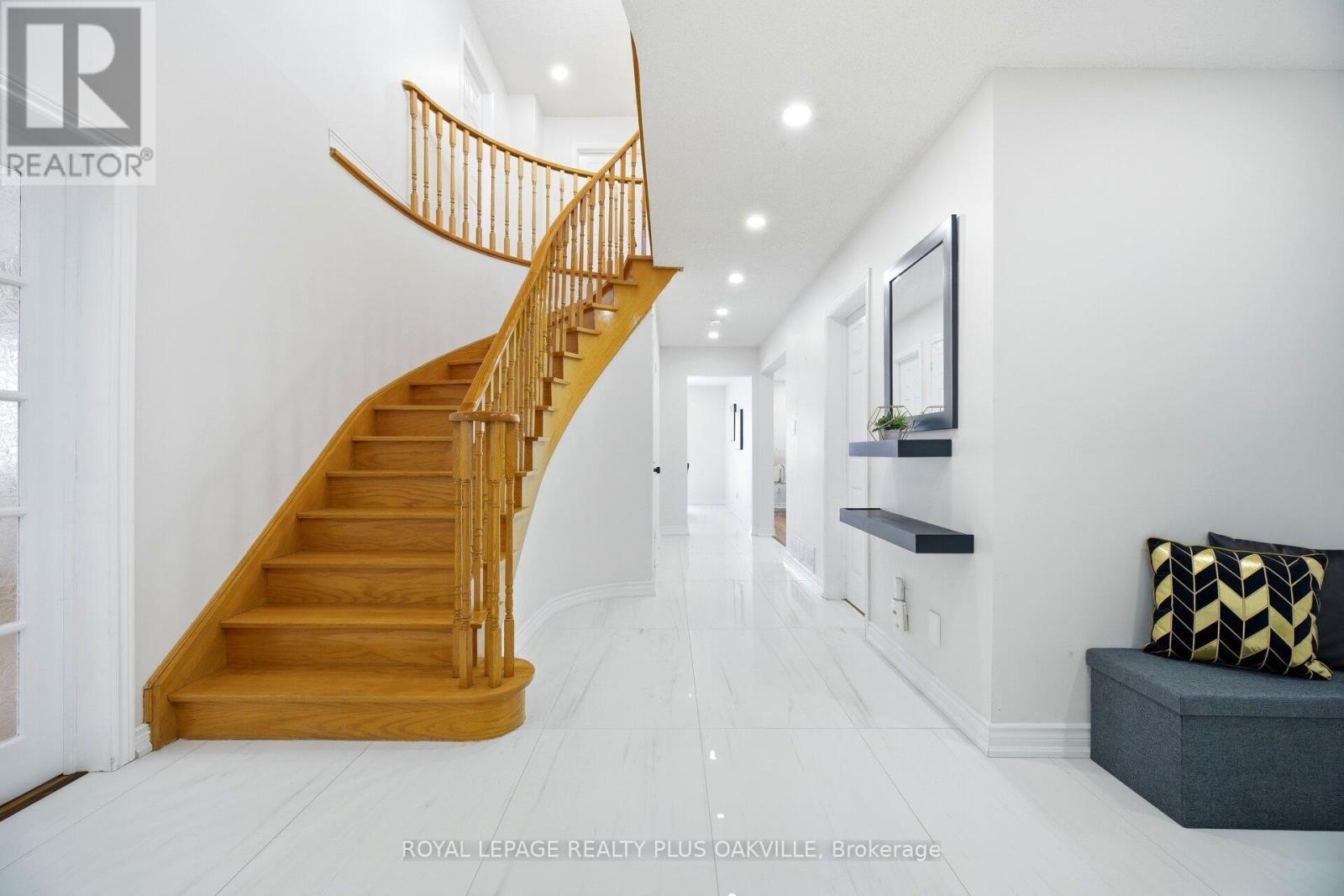 1346 Chalfield Drive, Oakville, Ontario  L6J 6R5 - Photo 7 - W12807922