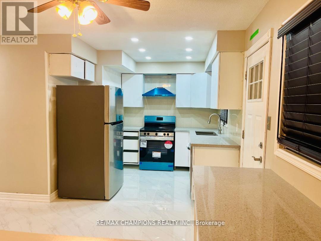 14 Simmons Boulevard, Brampton, Ontario  L6V 3V5 - Photo 3 - W12807998