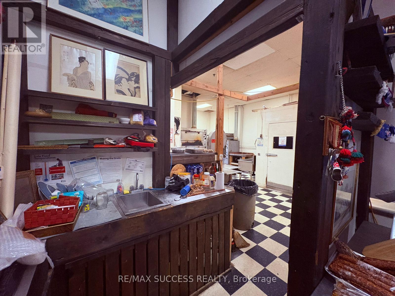 918 Dundas Street E, Mississauga, Ontario  L4Y 4H9 - Photo 10 - W12802756