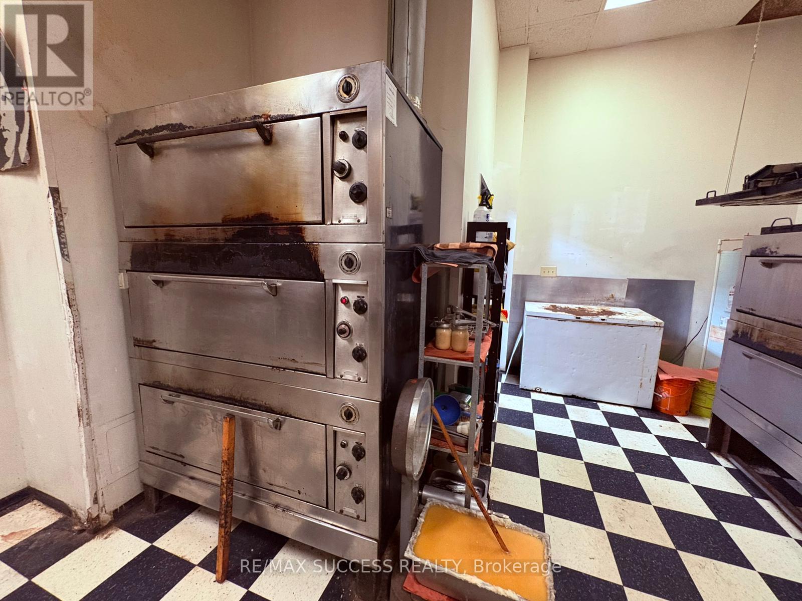 918 Dundas Street E, Mississauga, Ontario  L4Y 4H9 - Photo 13 - W12802756