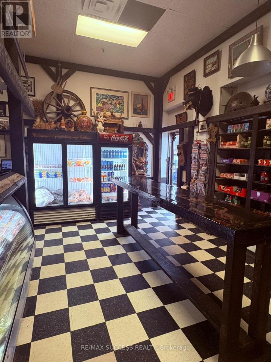 918 Dundas Street E, Mississauga, Ontario  L4Y 4H9 - Photo 4 - W12802756