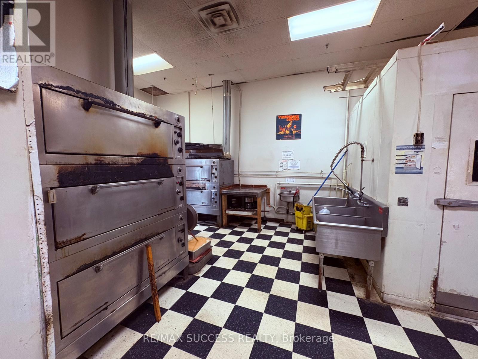 918 Dundas Street E, Mississauga, Ontario  L4Y 4H9 - Photo 12 - W12802756