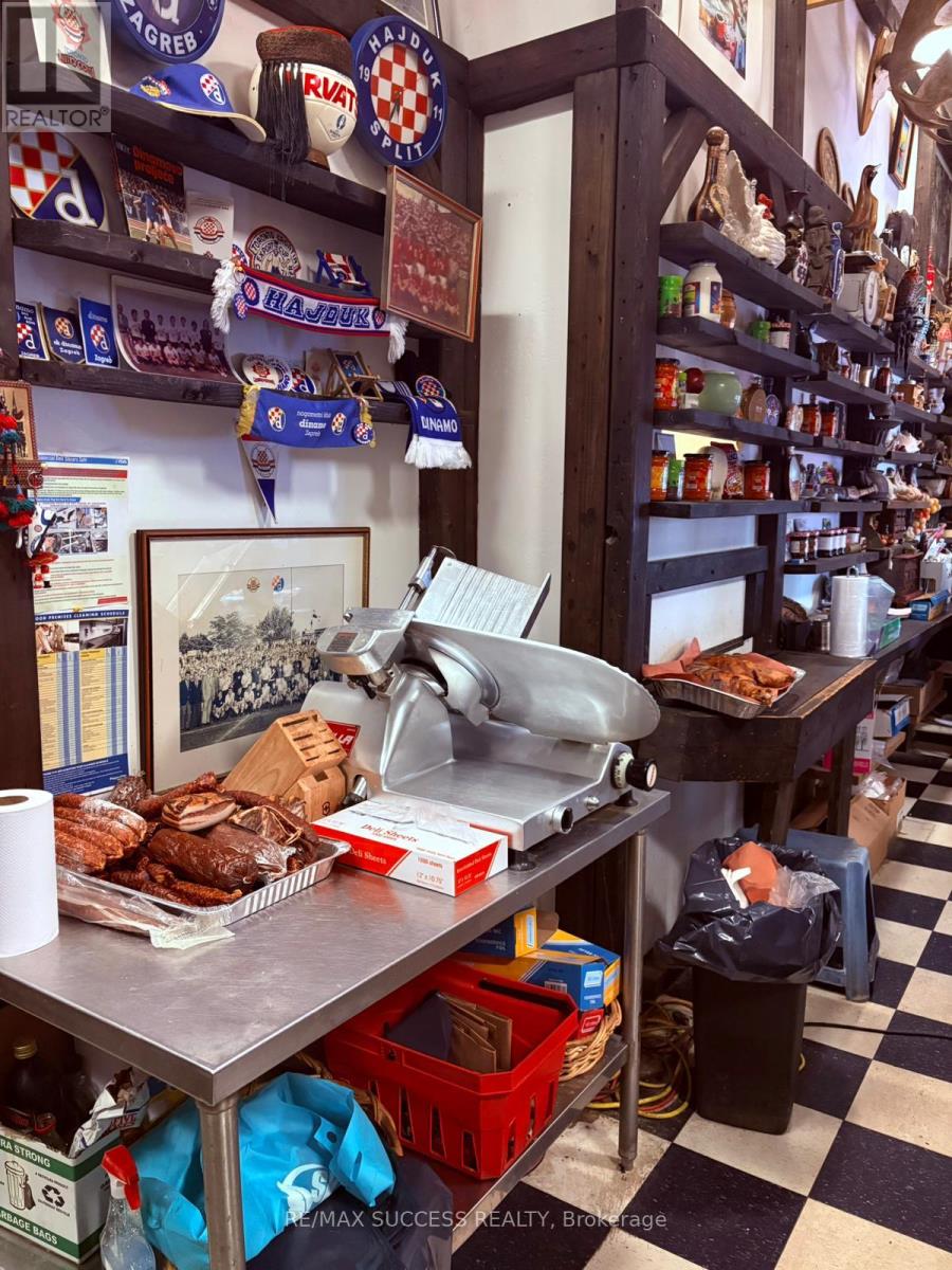 918 Dundas Street E, Mississauga, Ontario  L4Y 4H9 - Photo 9 - W12802756