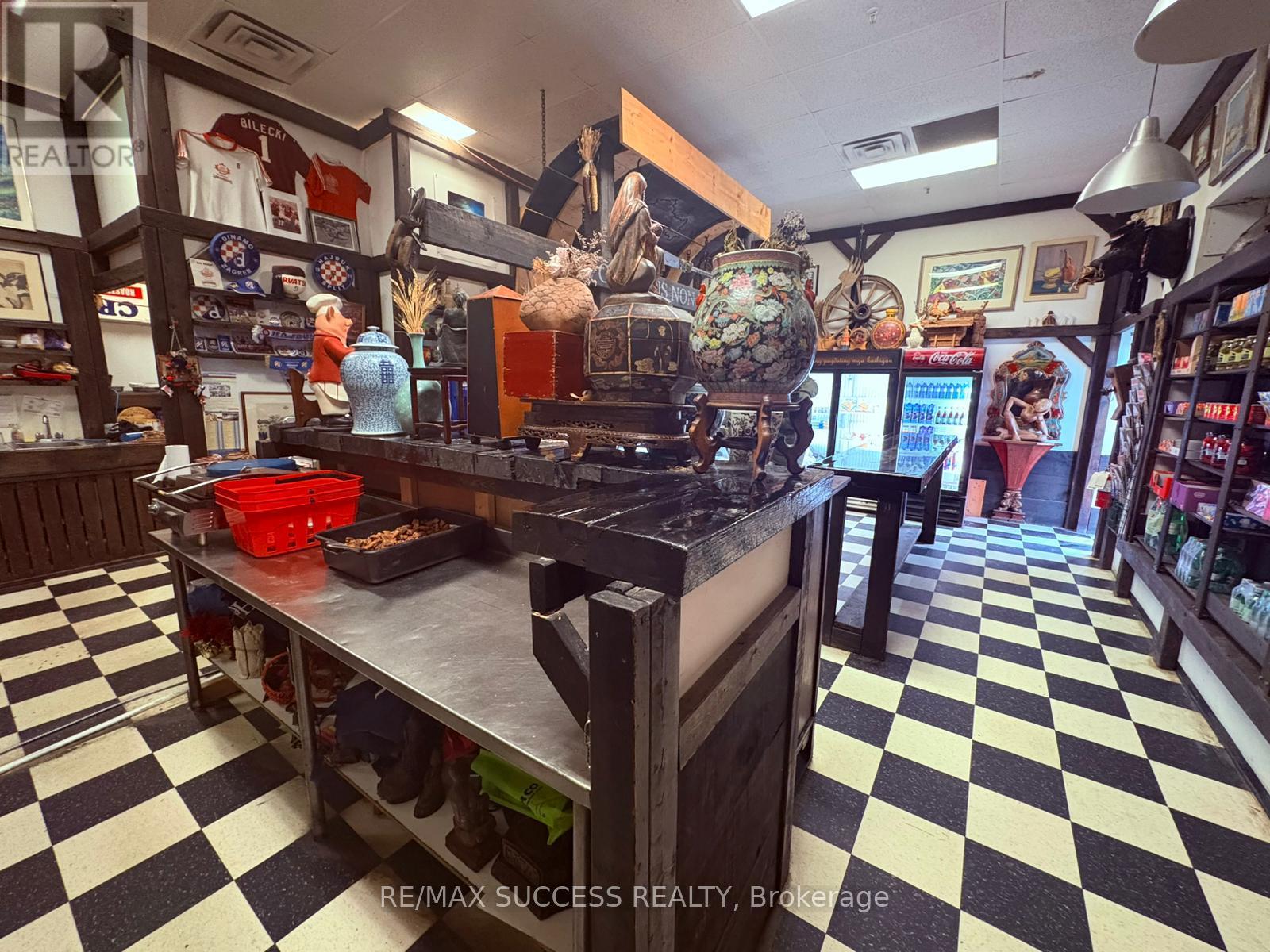 918 Dundas Street E, Mississauga, Ontario  L4Y 4H9 - Photo 5 - W12802756