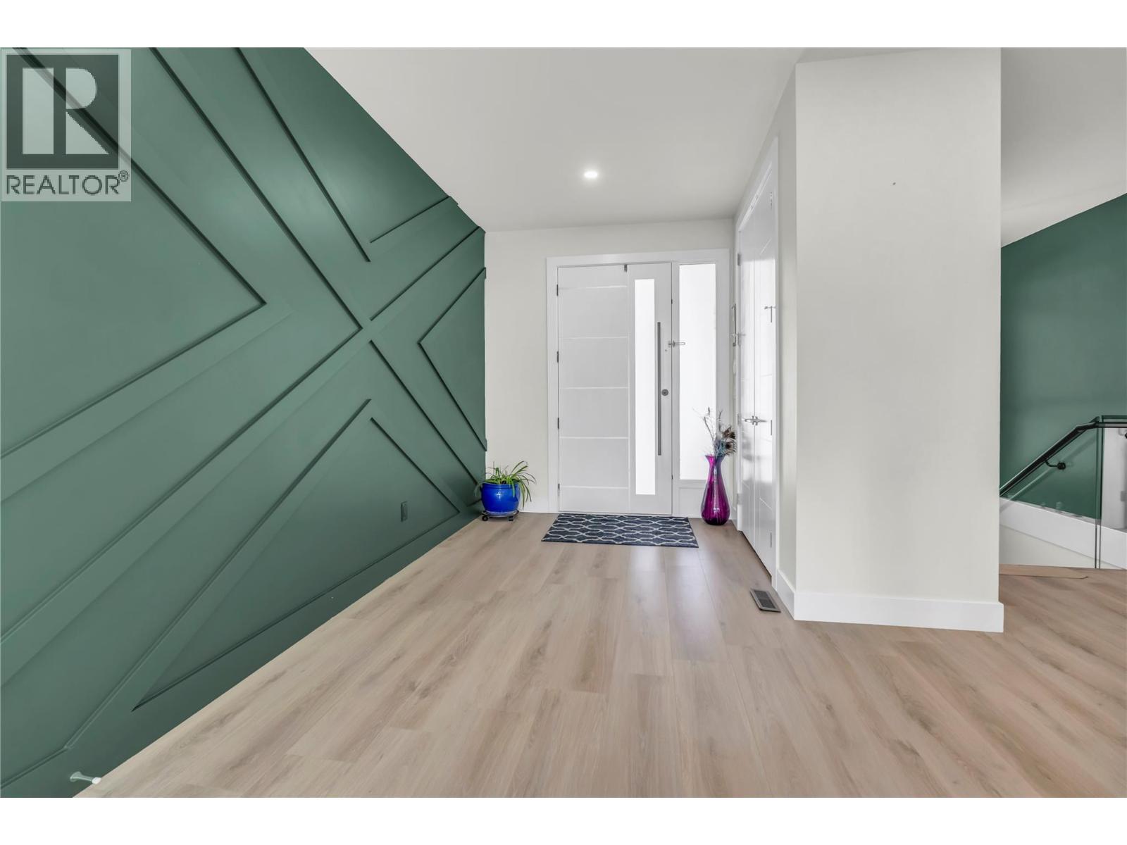 2719 Hawthorn Drive, Penticton, British Columbia  V2A 9A9 - Photo 3 - 10375681