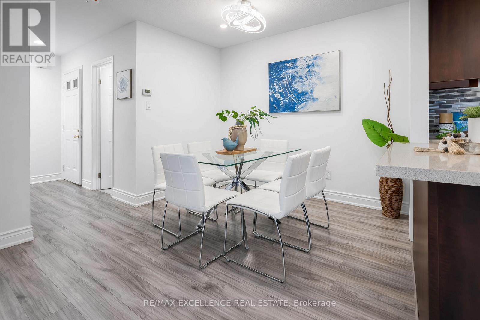 24 Saint Tropez Court, Brampton, Ontario  L6Y 4P9 - Photo 5 - W12808088