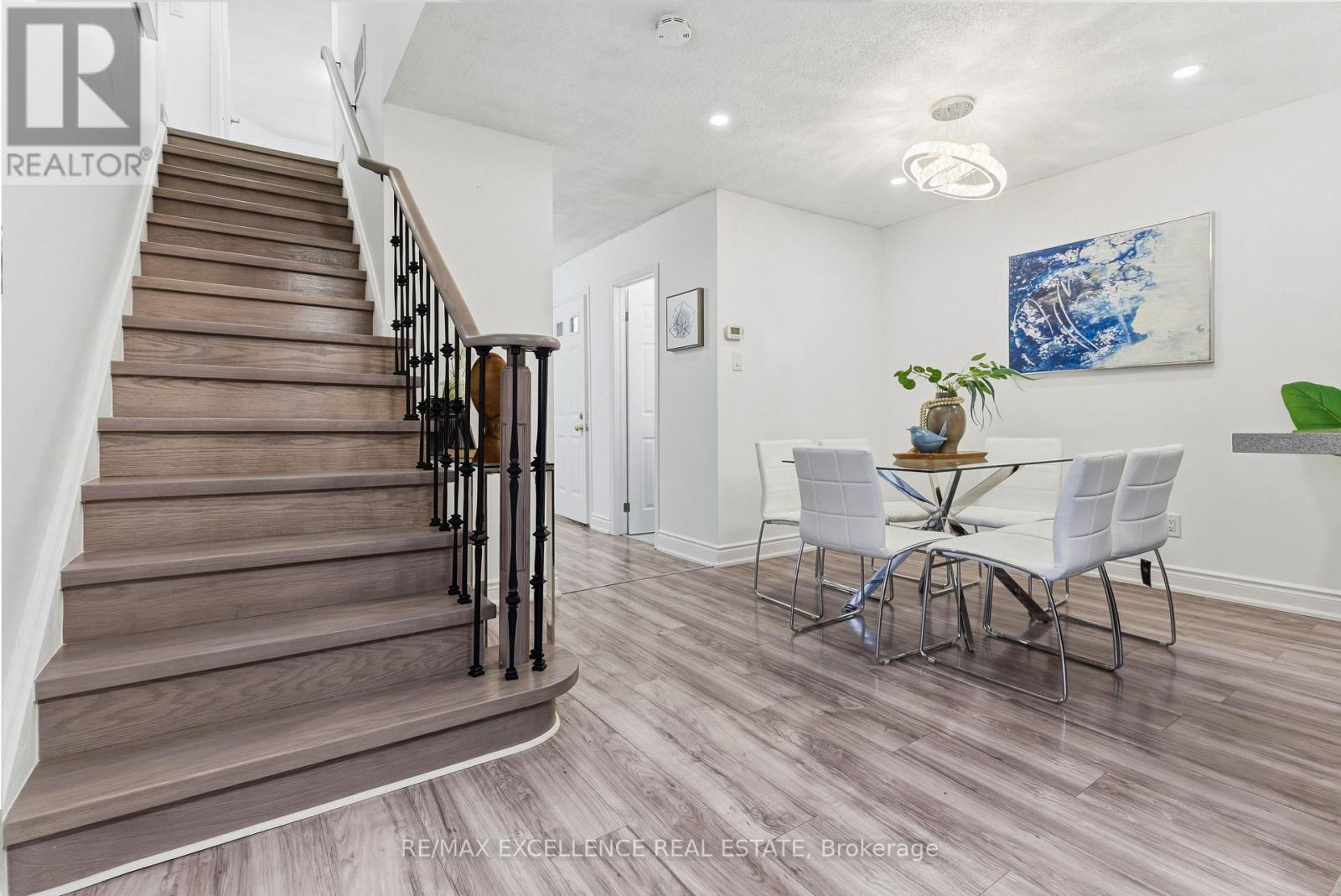 24 Saint Tropez Court, Brampton, Ontario  L6Y 4P9 - Photo 6 - W12808088