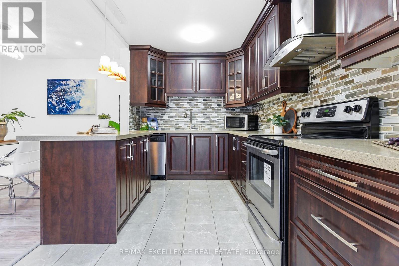 24 Saint Tropez Court, Brampton, Ontario  L6Y 4P9 - Photo 7 - W12808088