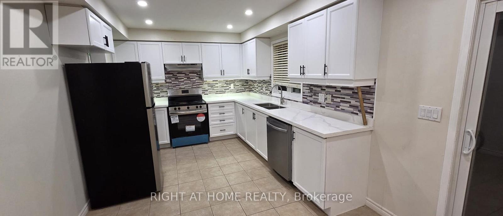 71 Beavervalley Drive, Brampton, Ontario  L7A 3R3 - Photo 8 - W12808112