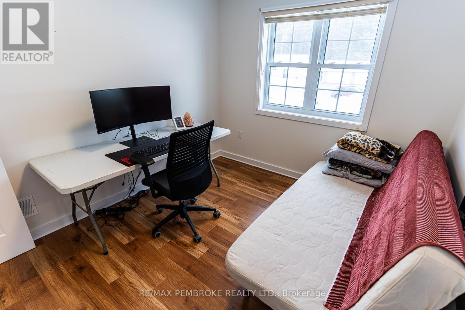 31 Airport Road, Petawawa, Ontario  K8A 6W7 - Photo 10 - X12808150