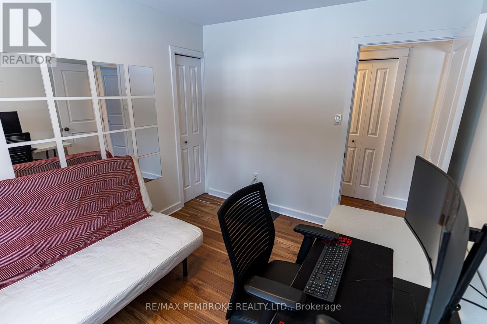 31 Airport Road, Petawawa, Ontario  K8A 6W7 - Photo 11 - X12808150