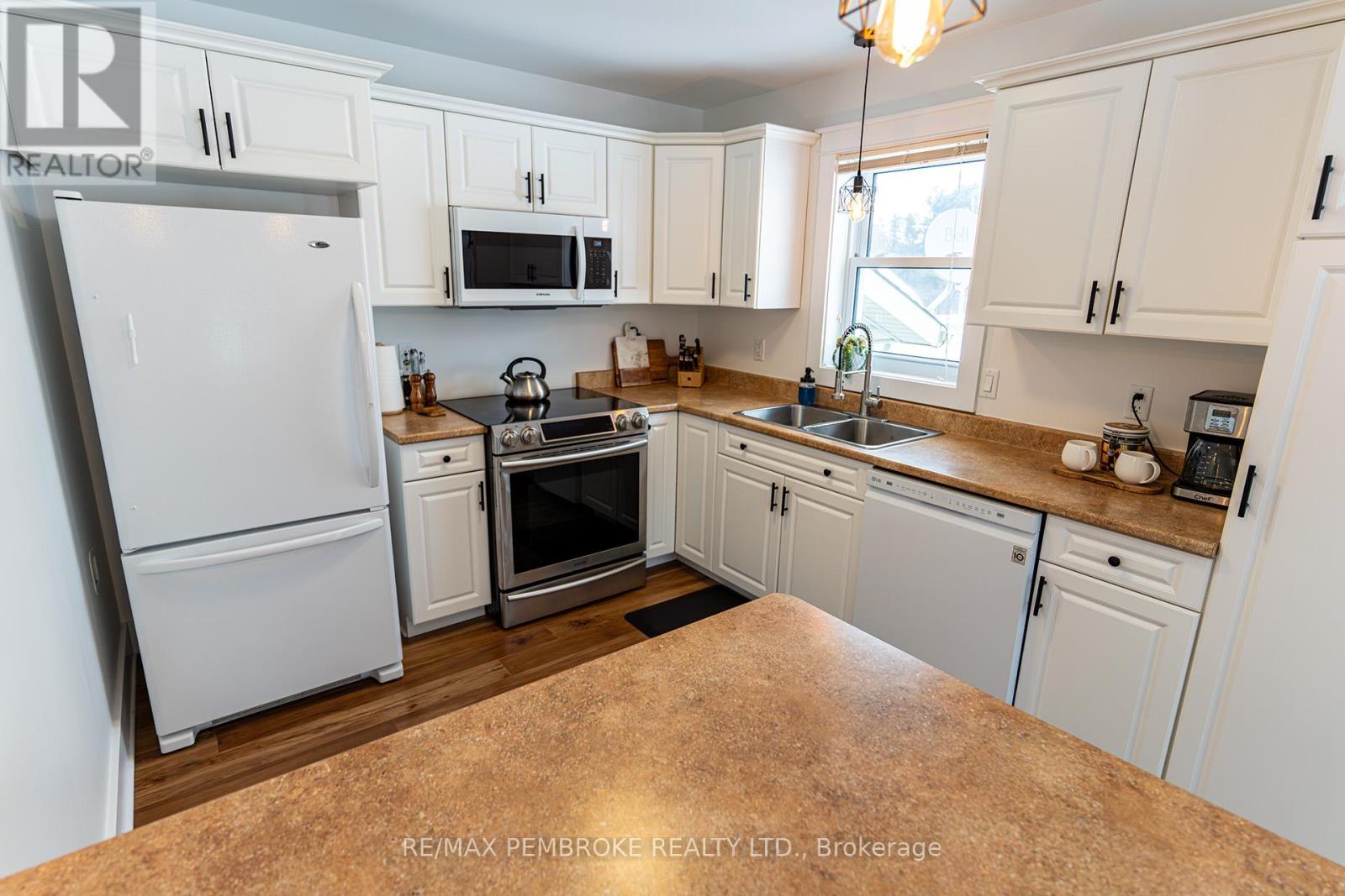 31 Airport Road, Petawawa, Ontario  K8A 6W7 - Photo 14 - X12808150