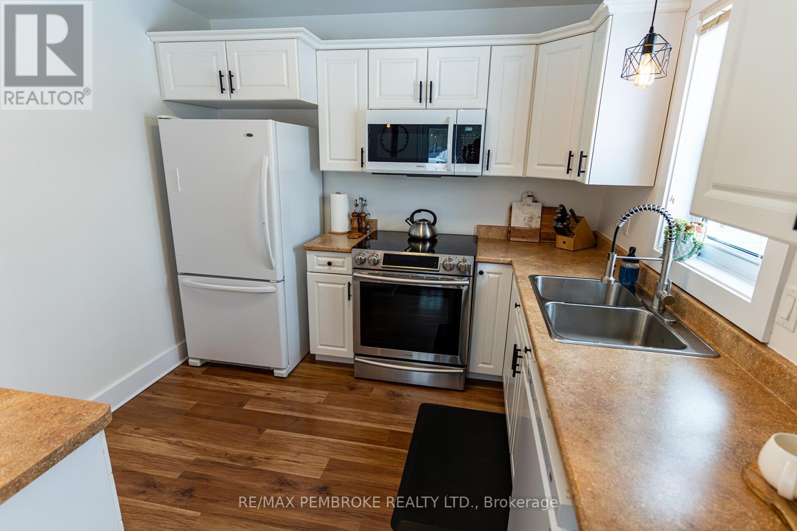 31 Airport Road, Petawawa, Ontario  K8A 6W7 - Photo 15 - X12808150