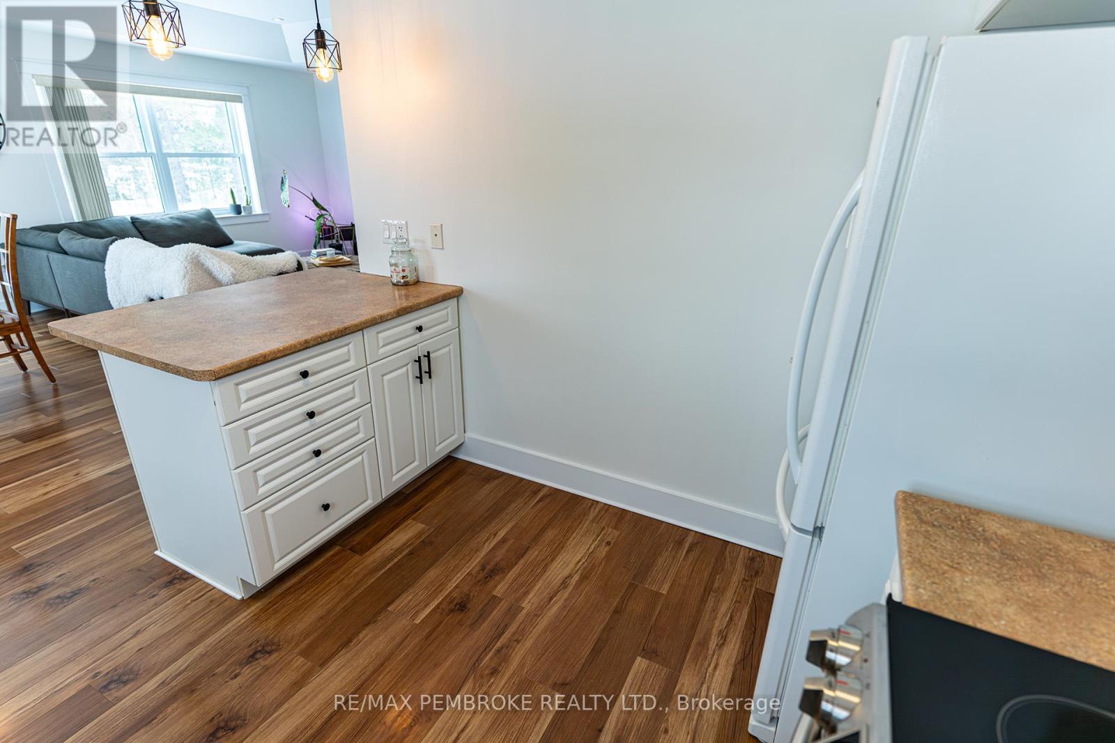 31 Airport Road, Petawawa, Ontario  K8A 6W7 - Photo 16 - X12808150