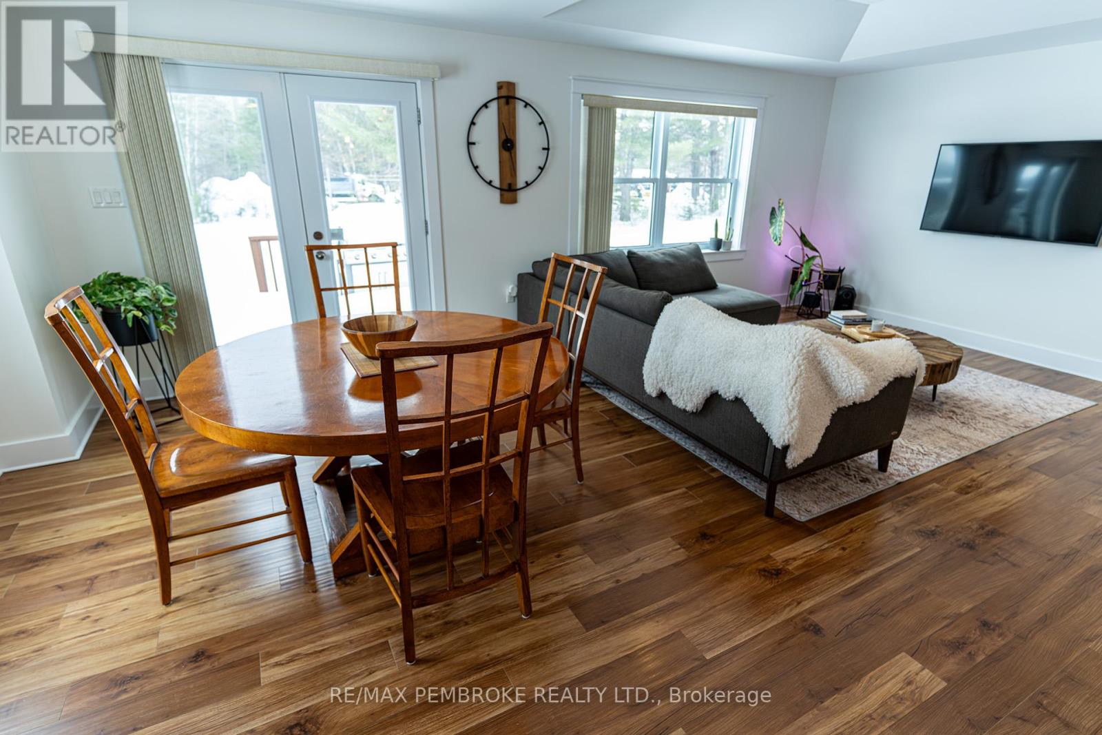 31 Airport Road, Petawawa, Ontario  K8A 6W7 - Photo 18 - X12808150