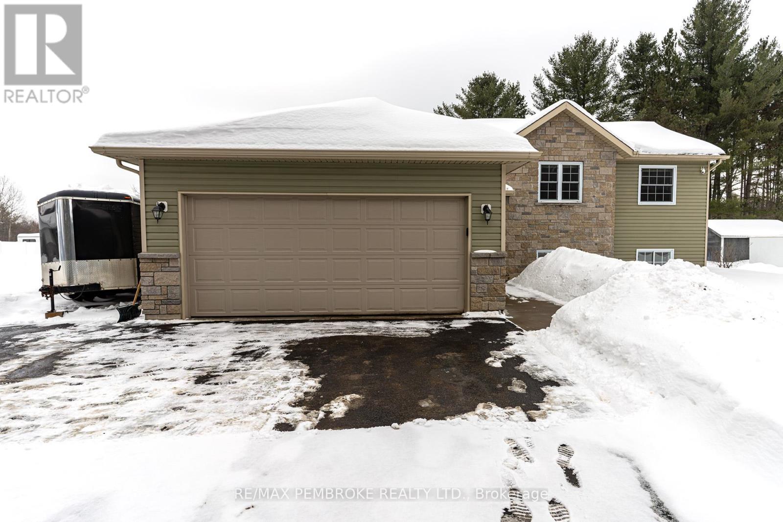 31 Airport Road, Petawawa, Ontario  K8A 6W7 - Photo 2 - X12808150