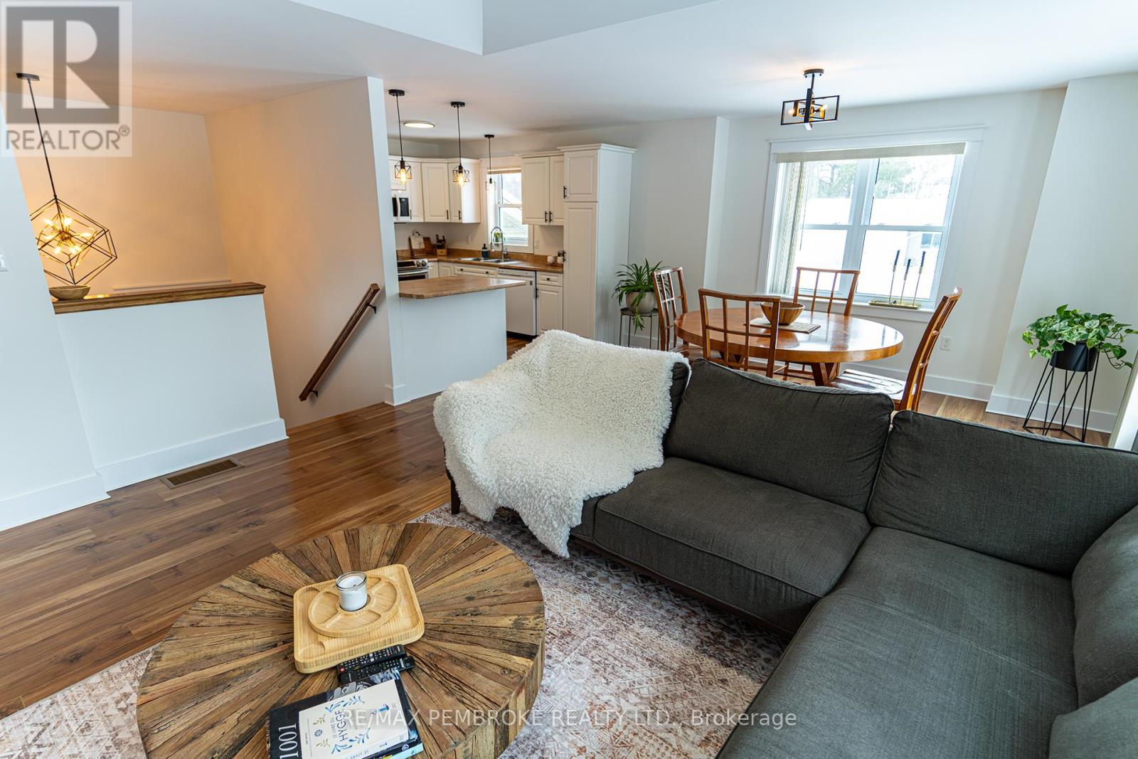 31 Airport Road, Petawawa, Ontario  K8A 6W7 - Photo 20 - X12808150