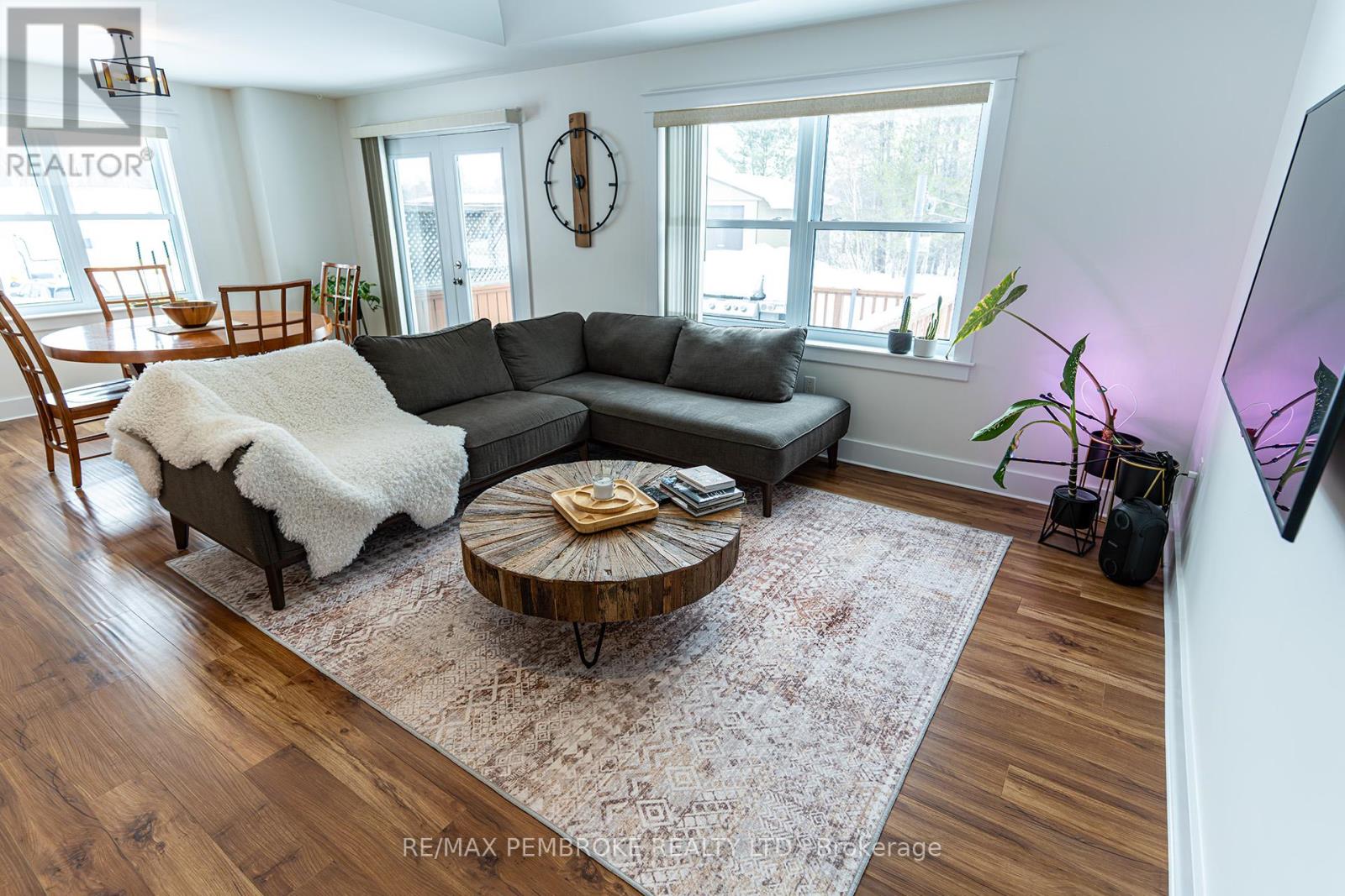 31 Airport Road, Petawawa, Ontario  K8A 6W7 - Photo 21 - X12808150