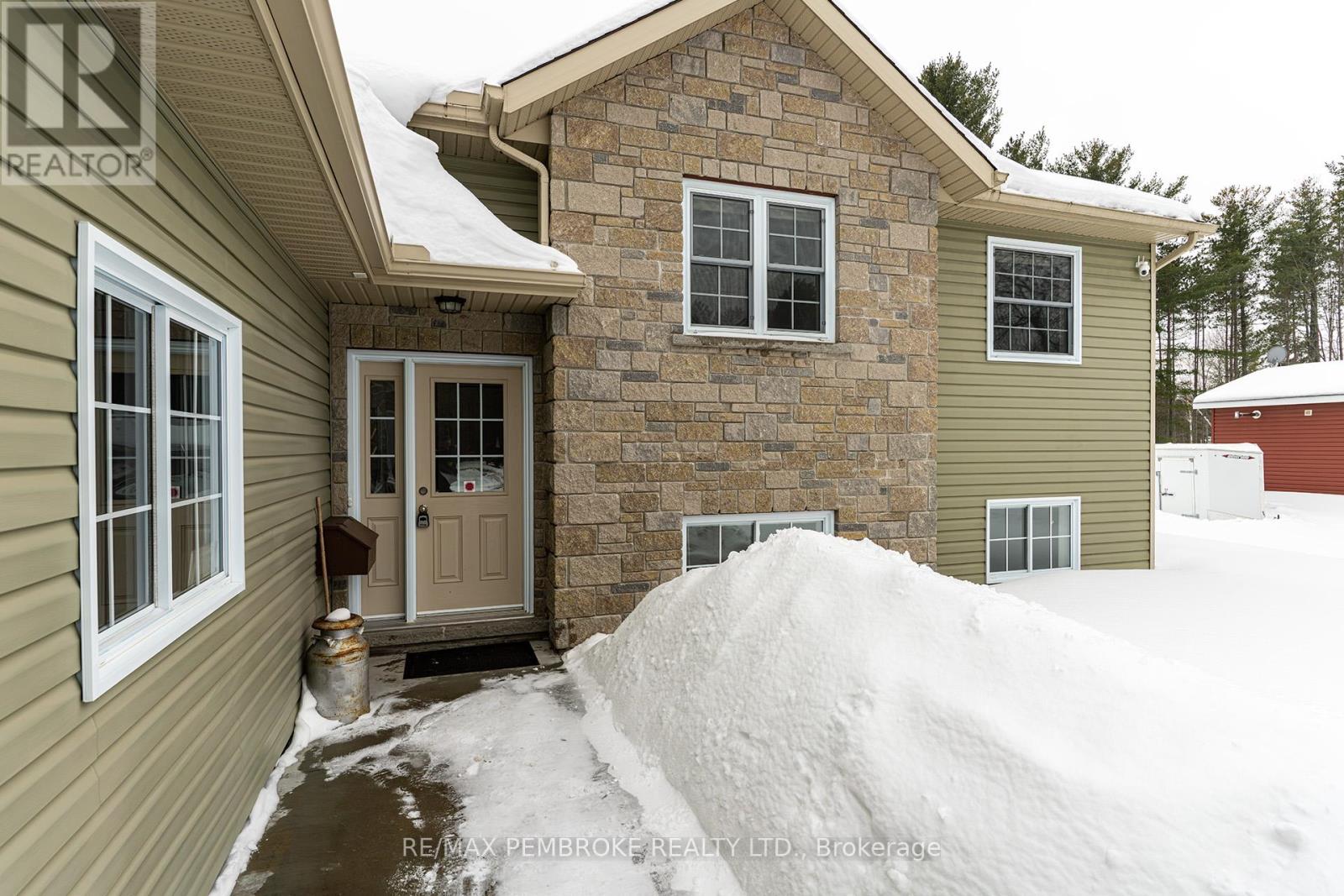 31 Airport Road, Petawawa, Ontario  K8A 6W7 - Photo 3 - X12808150