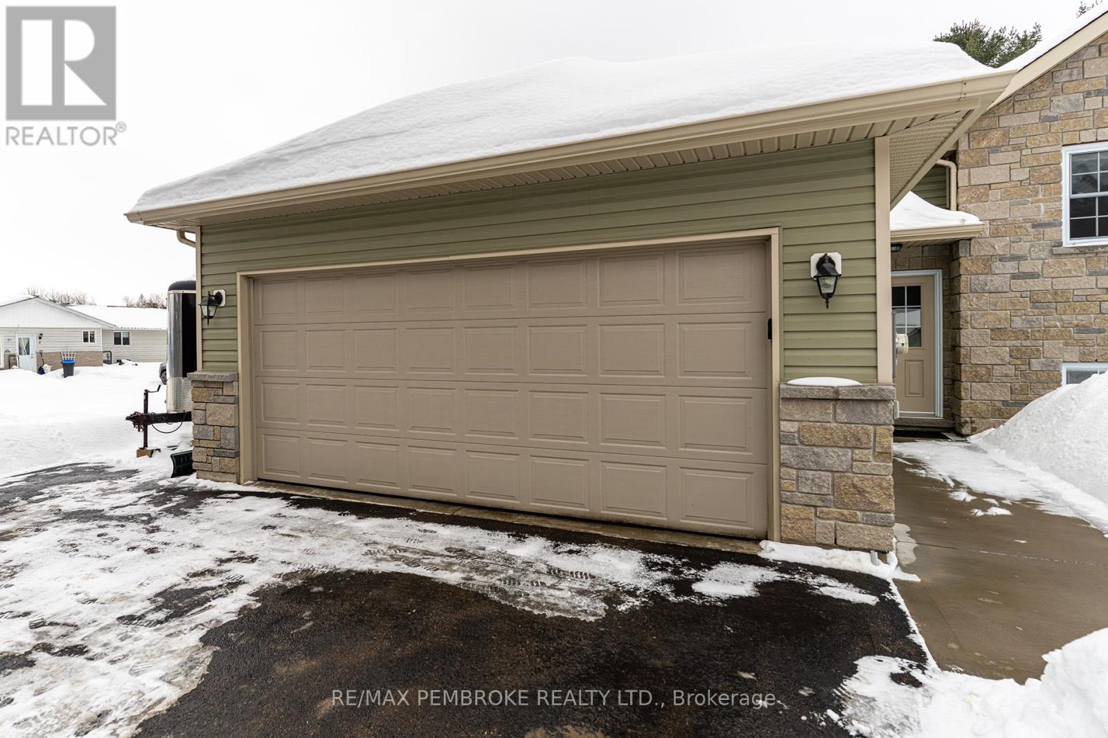 31 Airport Road, Petawawa, Ontario  K8A 6W7 - Photo 4 - X12808150