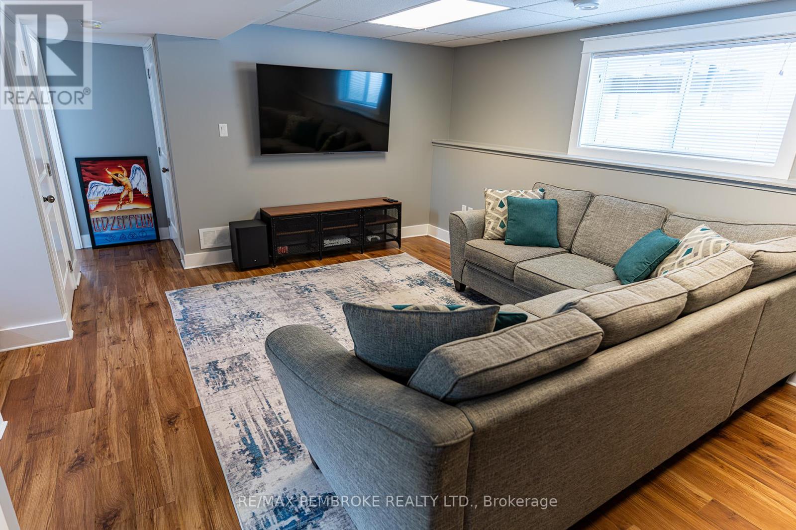 31 Airport Road, Petawawa, Ontario  K8A 6W7 - Photo 40 - X12808150