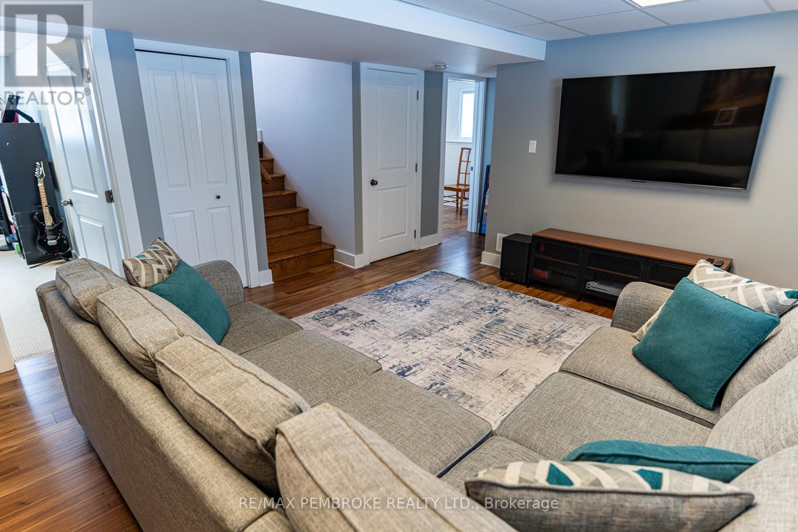 31 Airport Road, Petawawa, Ontario  K8A 6W7 - Photo 41 - X12808150