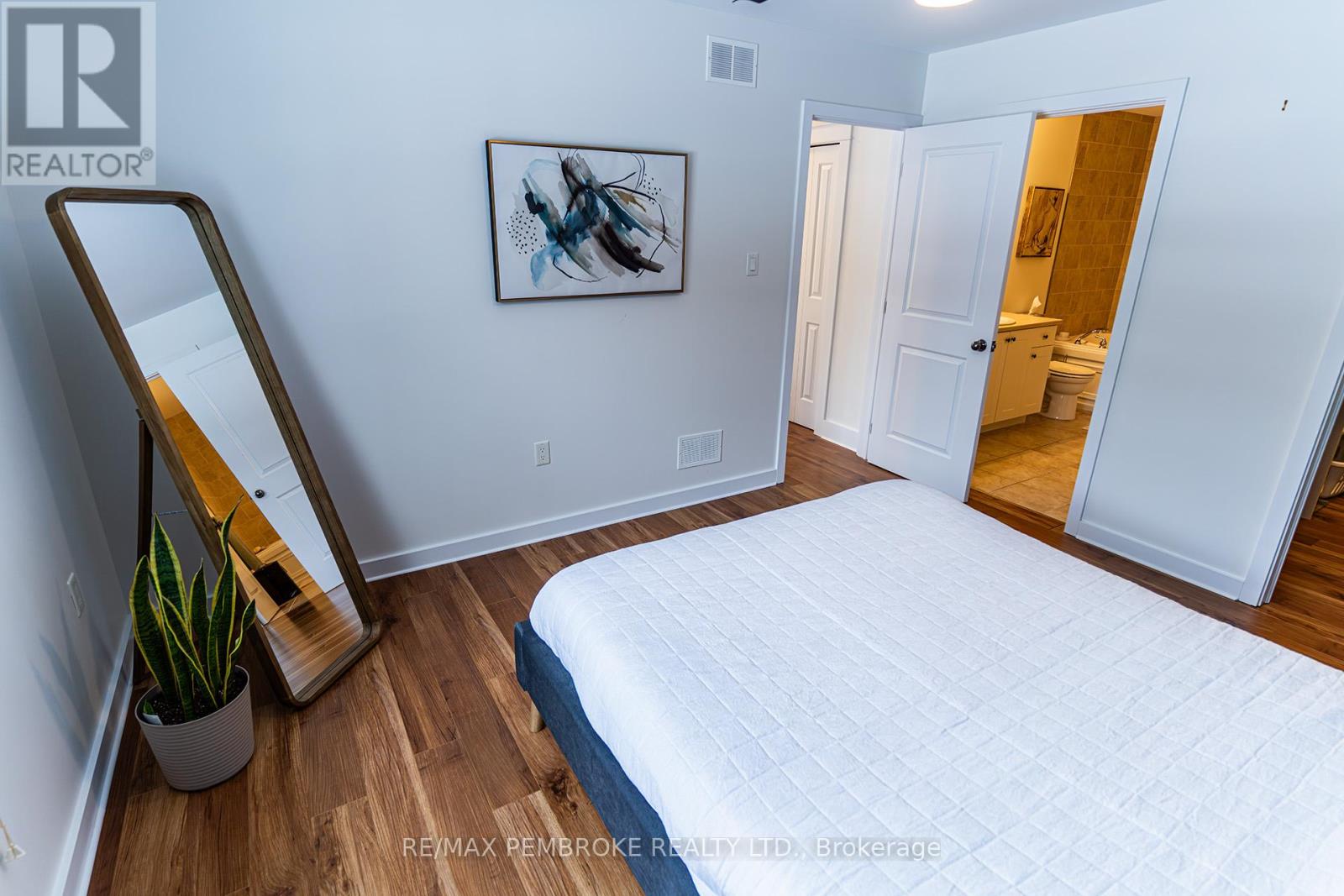 31 Airport Road, Petawawa, Ontario  K8A 6W7 - Photo 6 - X12808150