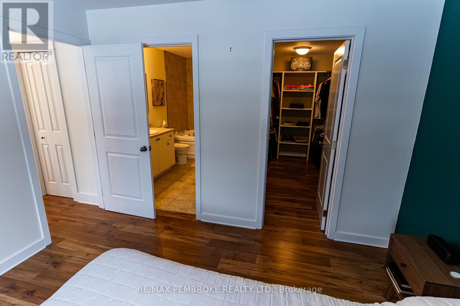 31 Airport Road, Petawawa, Ontario  K8A 6W7 - Photo 7 - X12808150