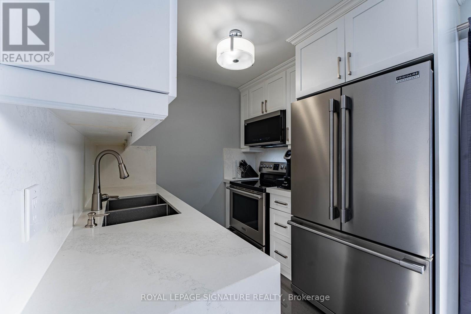 25 Hun Crescent, Toronto, Ontario  M9V 4G3 - Photo 11 - W12808148