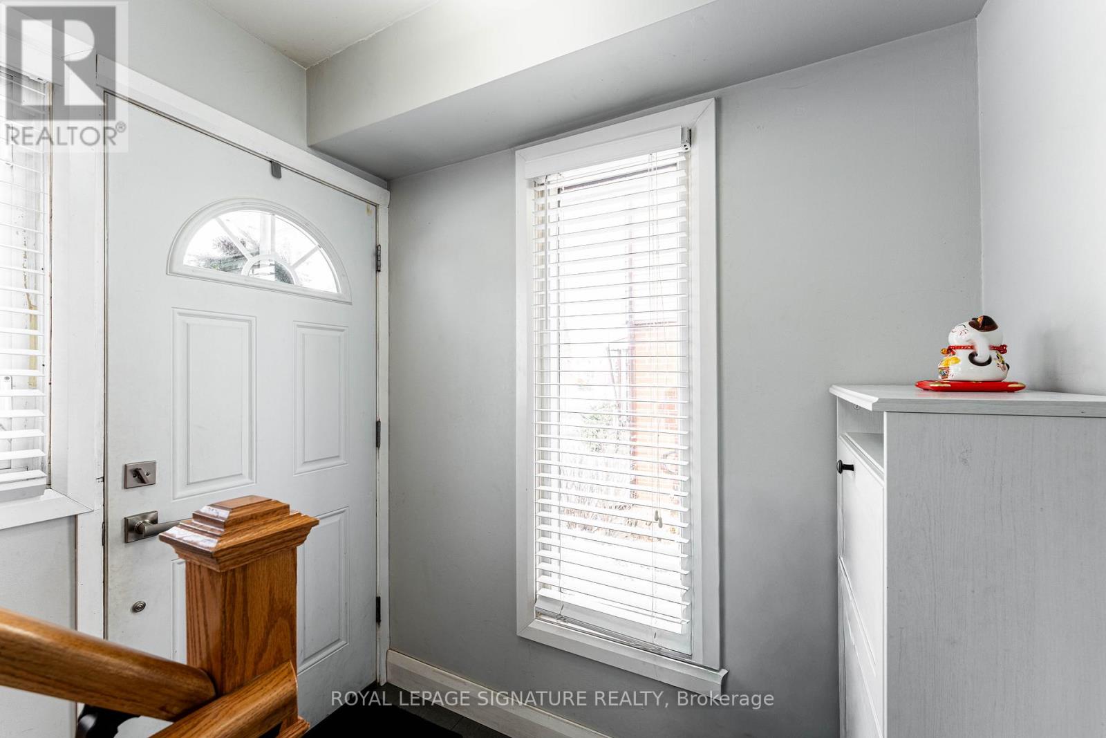 25 Hun Crescent, Toronto, Ontario  M9V 4G3 - Photo 2 - W12808148