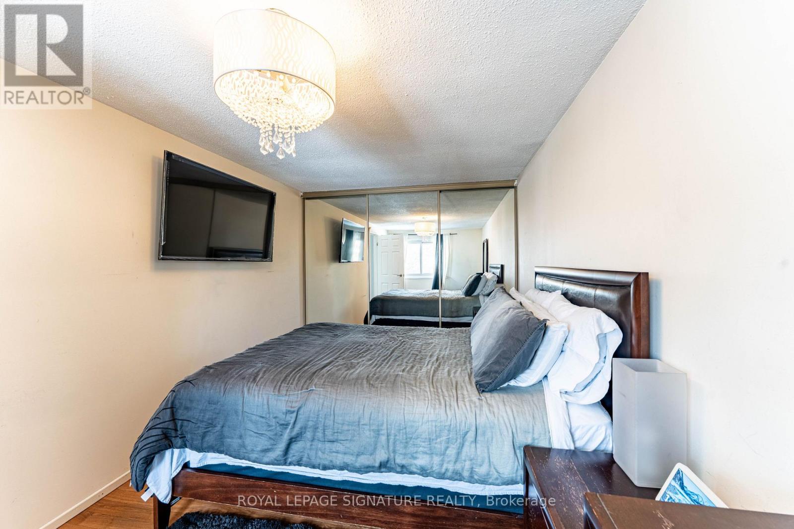 25 Hun Crescent, Toronto, Ontario  M9V 4G3 - Photo 24 - W12808148