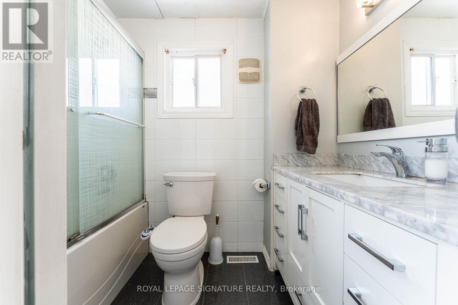 25 Hun Crescent, Toronto, Ontario  M9V 4G3 - Photo 32 - W12808148