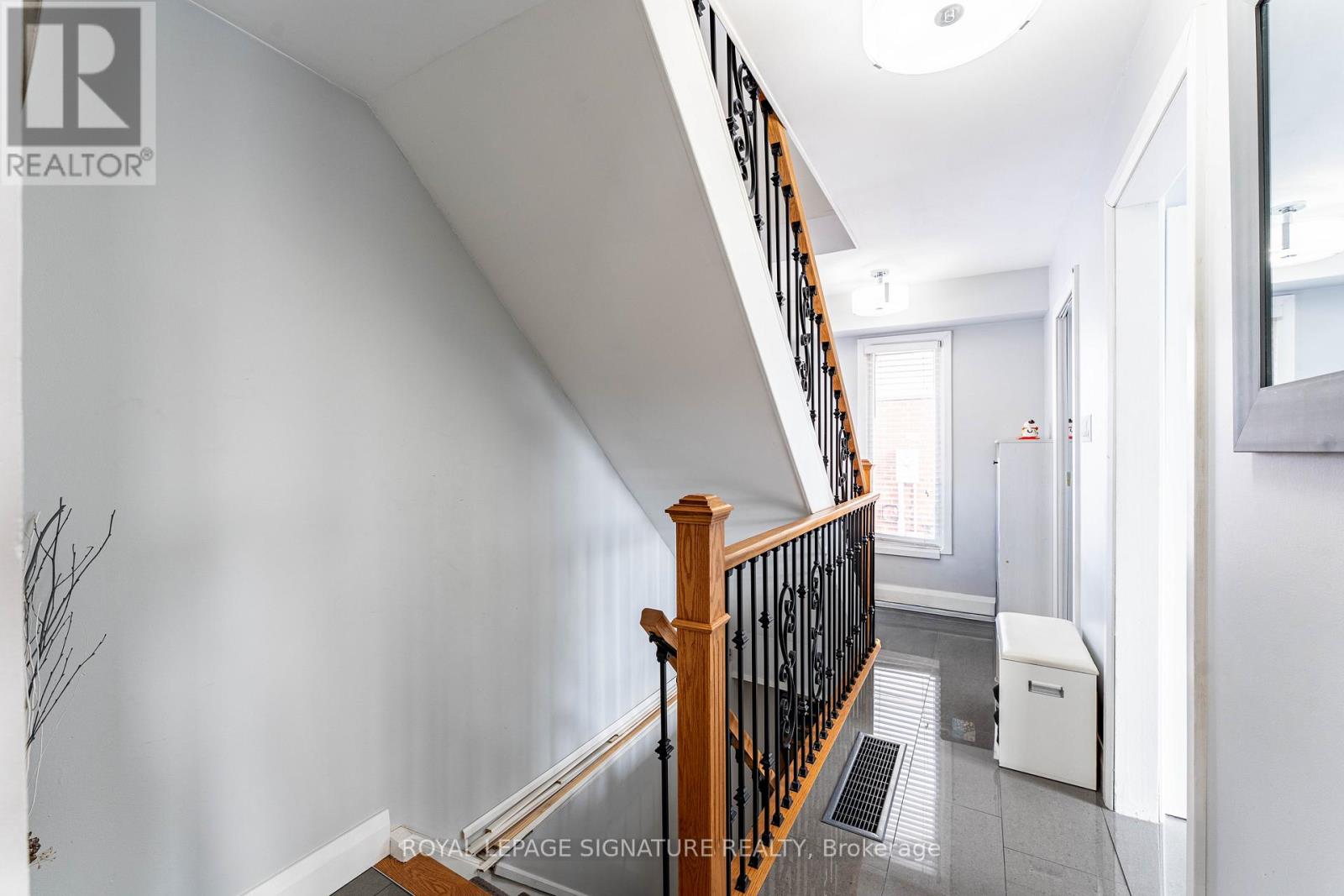 25 Hun Crescent, Toronto, Ontario  M9V 4G3 - Photo 5 - W12808148