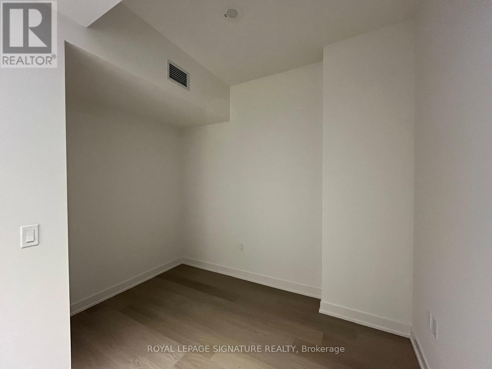 312 - 448 Burnhamthorpe Road W, Mississauga, Ontario  L5B 4M6 - Photo 5 - W12808162