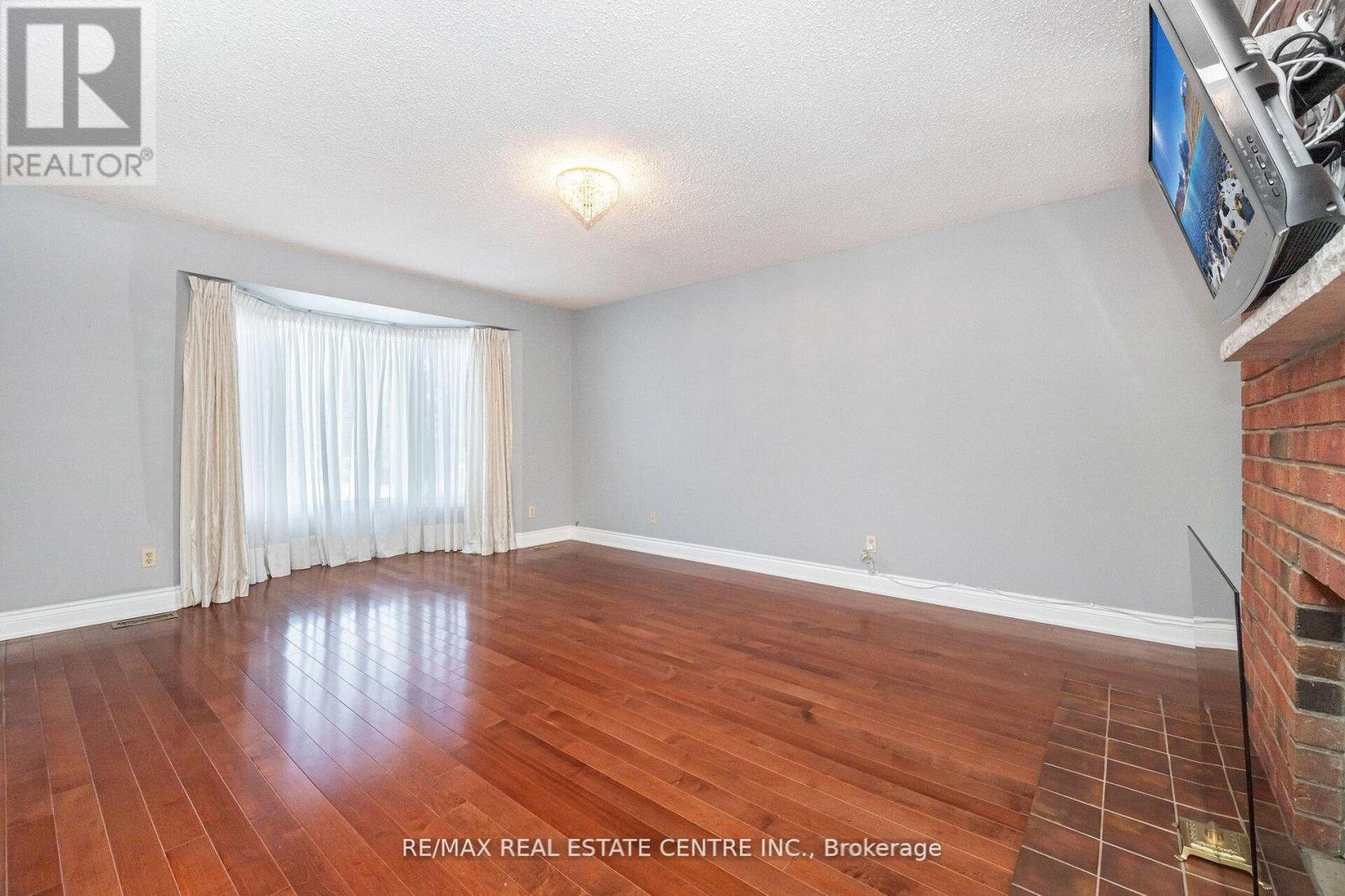 15 Brookbank Court, Brampton, Ontario  L6Z 3G4 - Photo 11 - W12808198